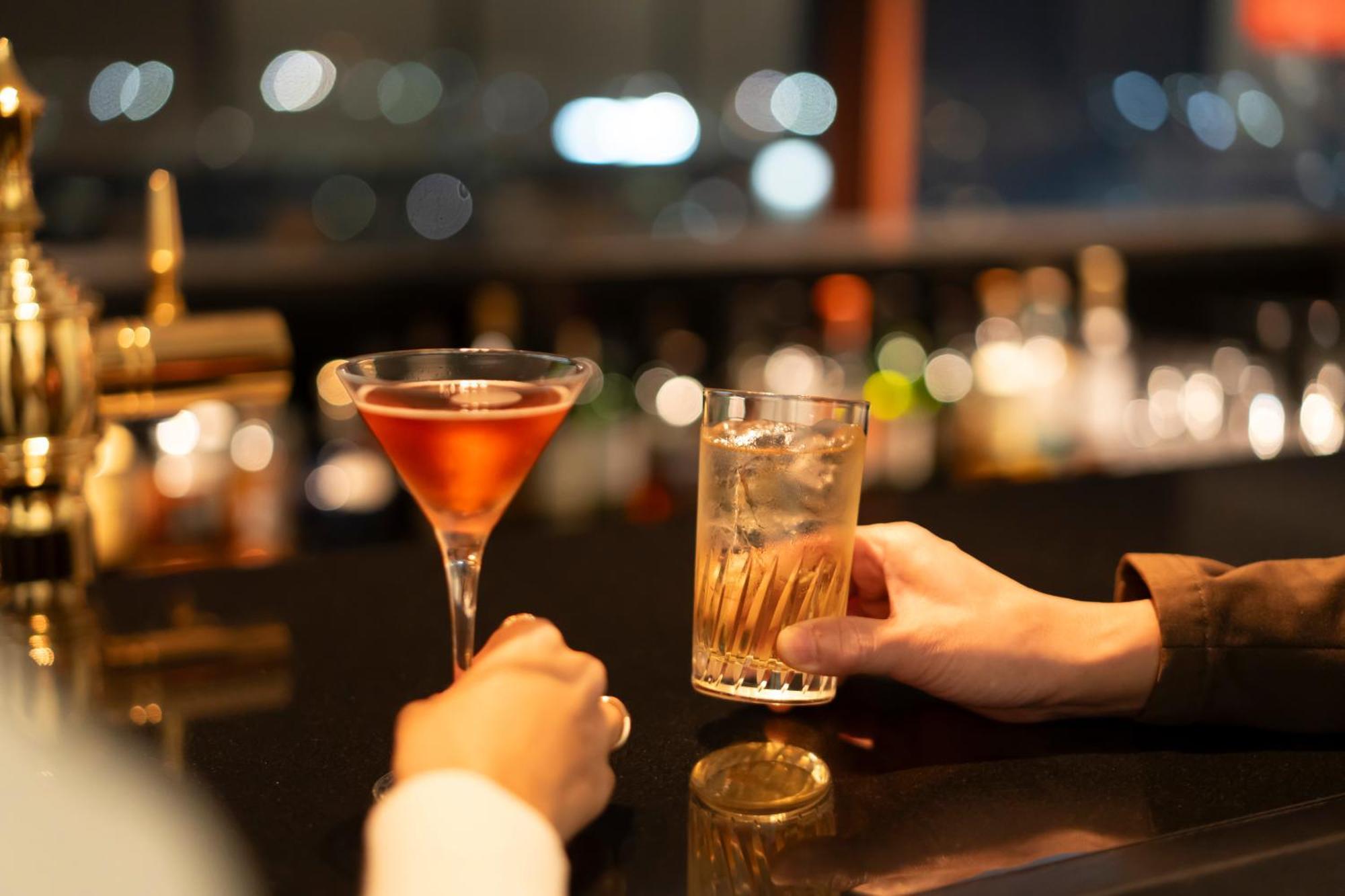 Hotel Associa Сидзуока Экстерьер фото A bartender serving drinks