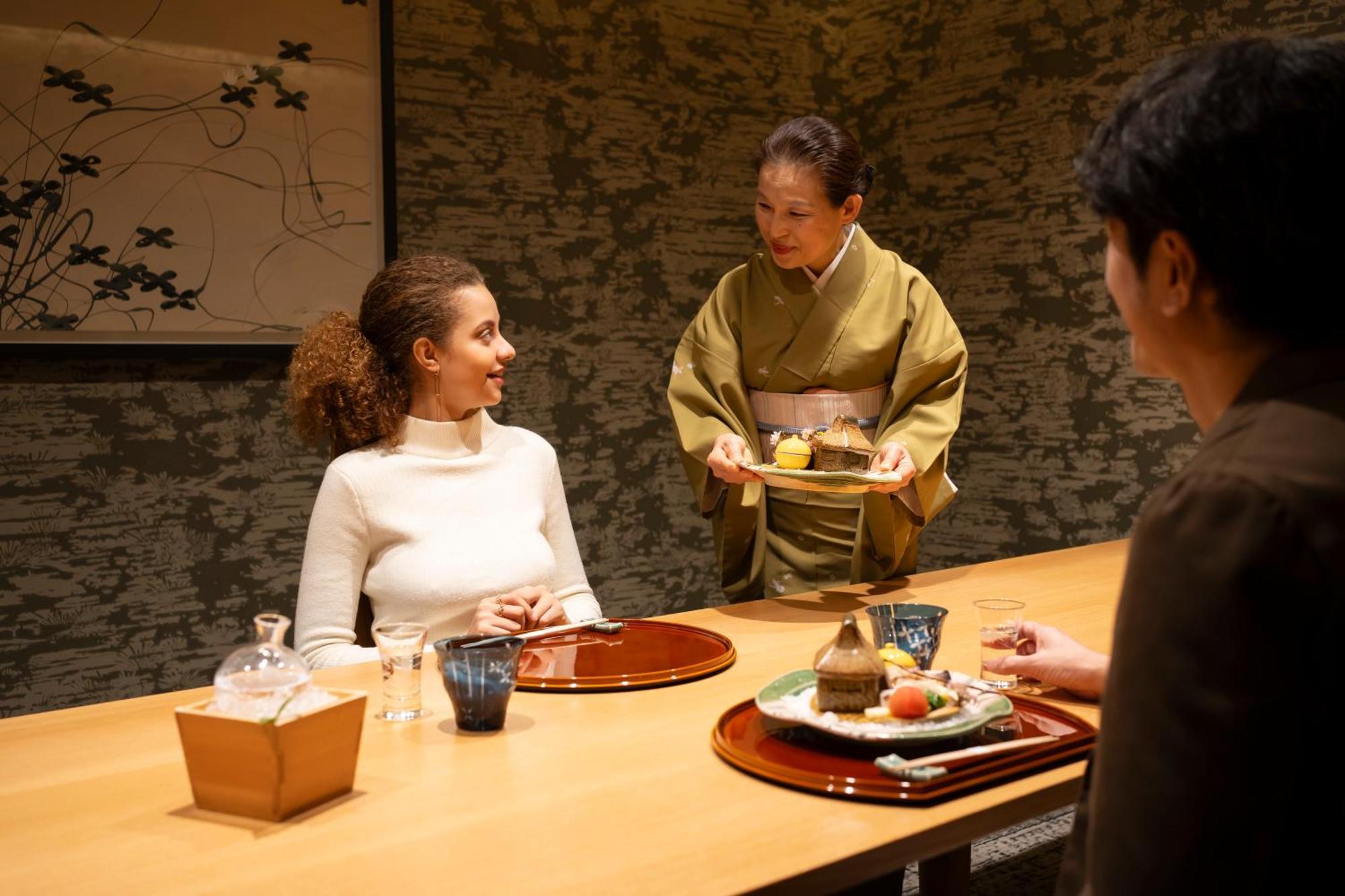 Hotel Associa Сидзуока Экстерьер фото A woman serving tea at a Japanese restaurant