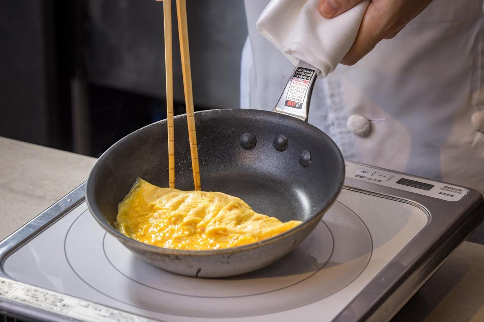 Hotel Associa Сидзуока Экстерьер фото A chef cooking an omelette