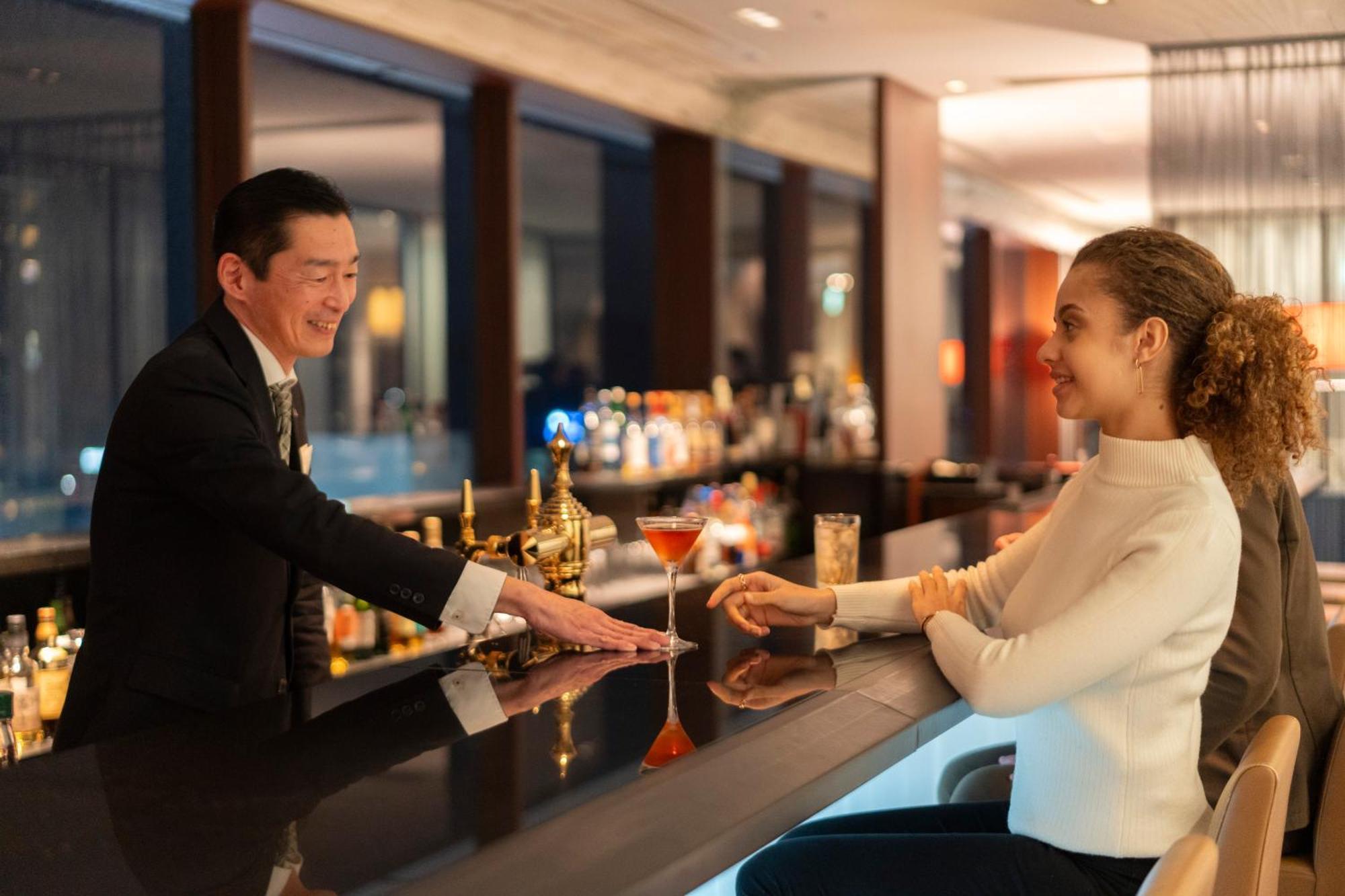 Hotel Associa Сидзуока Экстерьер фото A bartender serving a guest