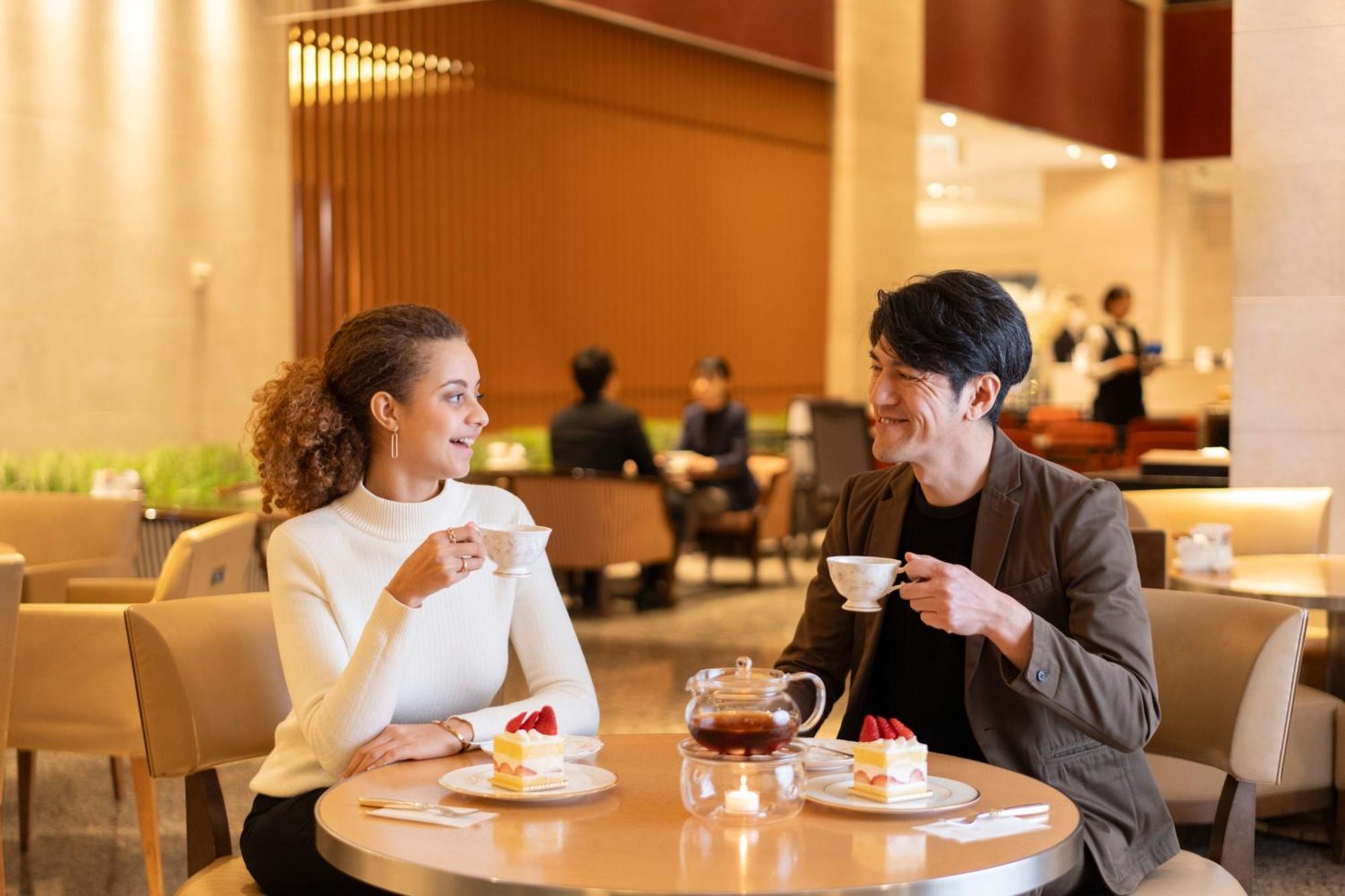 Hotel Associa Сидзуока Экстерьер фото A couple at the lounge