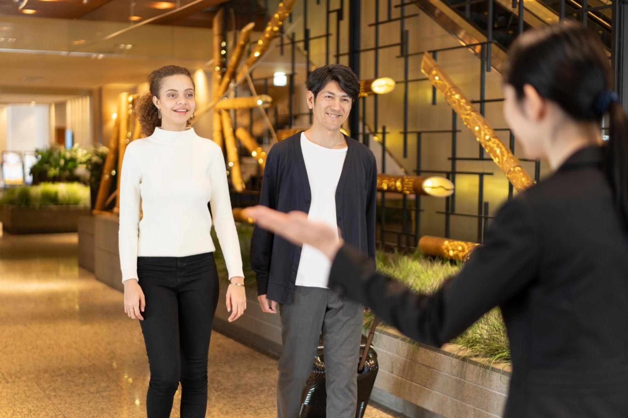 Hotel Associa Сидзуока Экстерьер фото Concierge welcoming guests