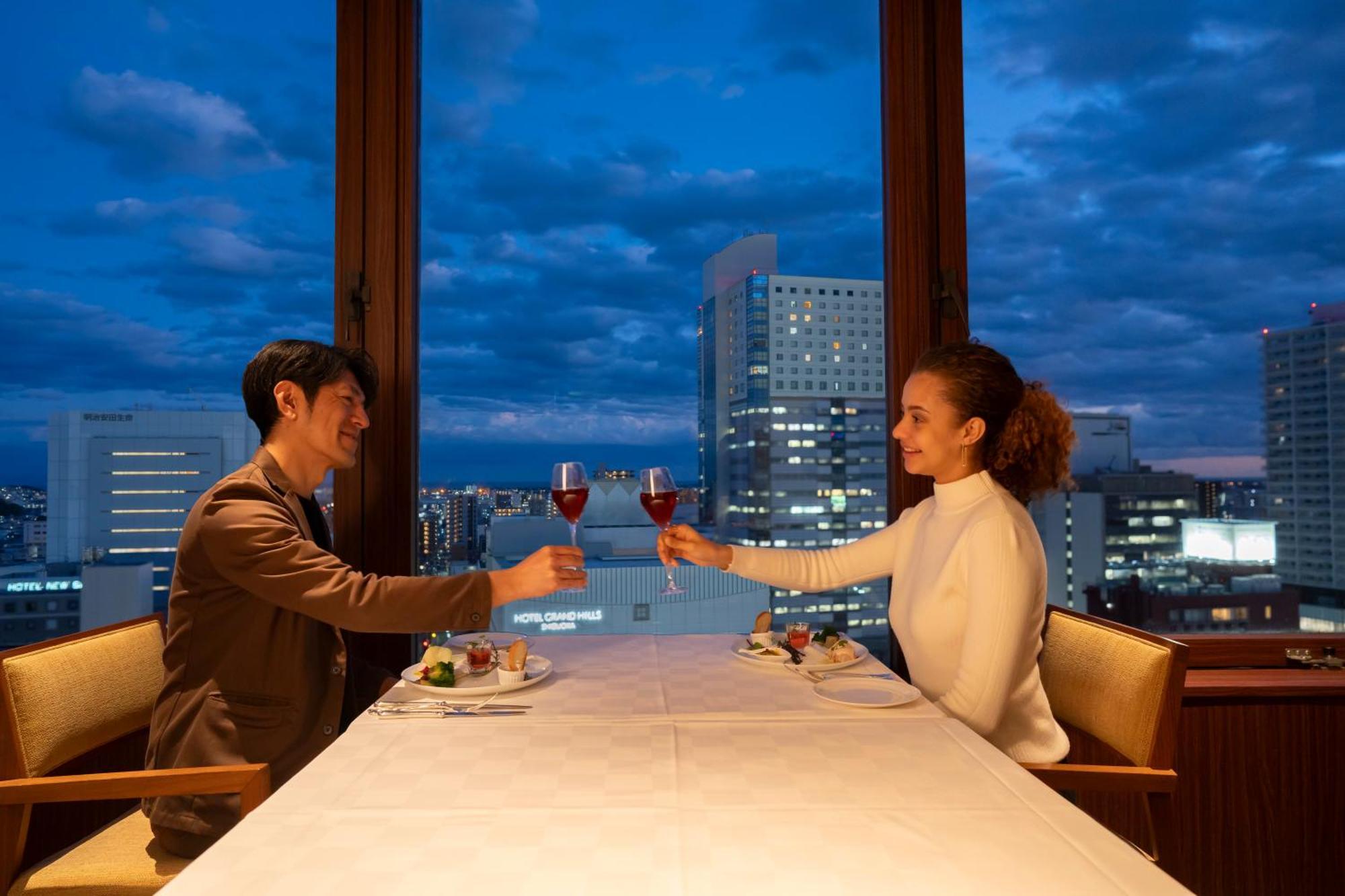 Hotel Associa Сидзуока Экстерьер фото A couple dining at a restaurant